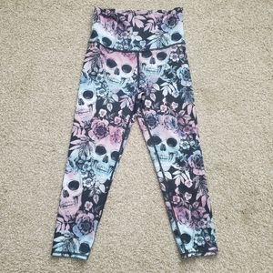 3/$15 EVCR Leggings 7/8 cropped length Pink and Blue Skulls size small
